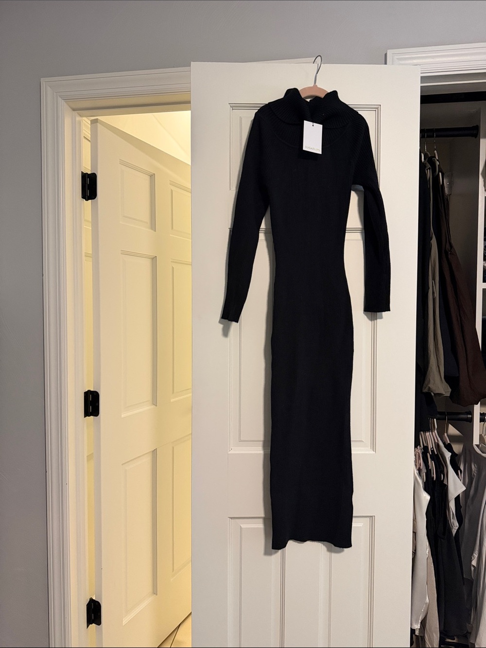 Long-Sleeve Black Ribbed Knit Dress - Sleek & Slim